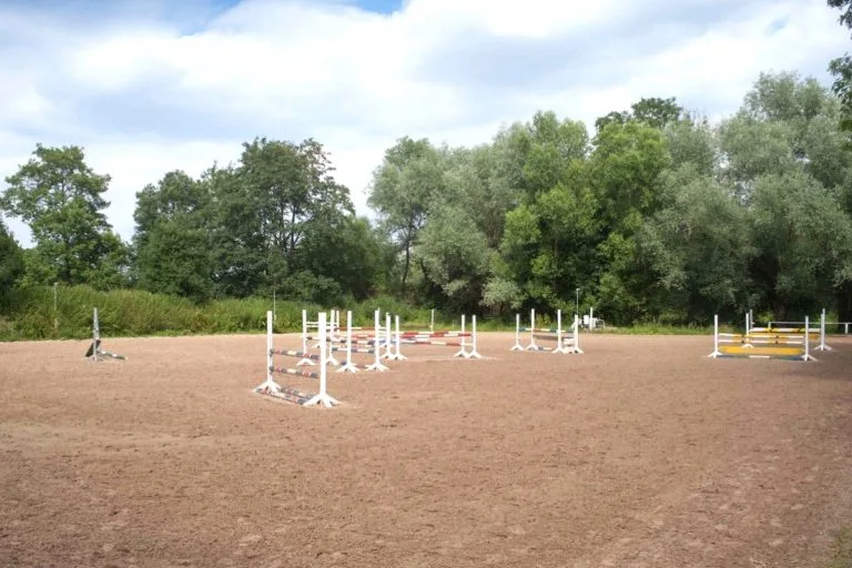 Außenreitplatz mit Parcours